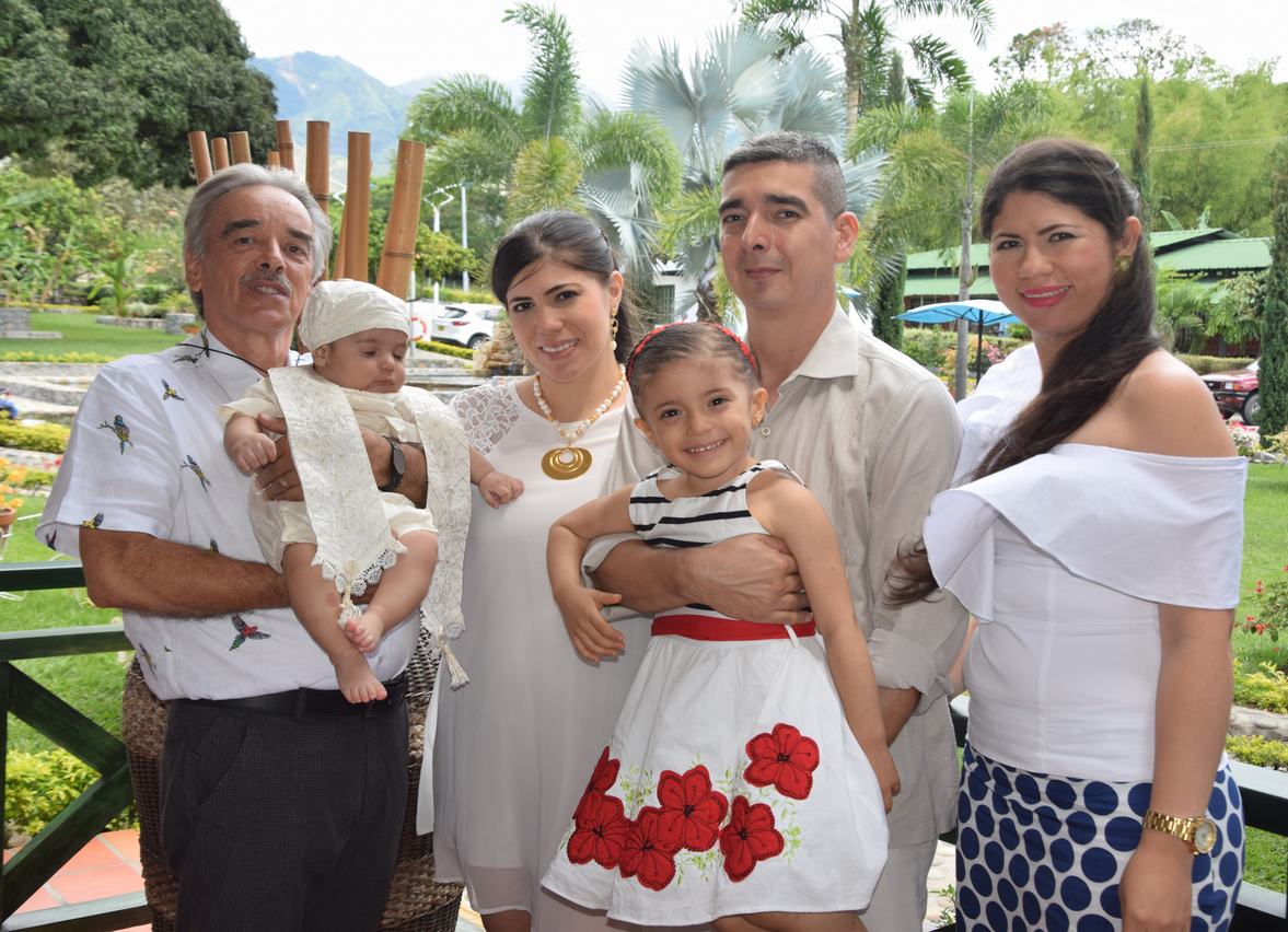 Cayetano Ramón, El bautizado Dominic Andrés Ramón, Patricia Perdomo, Amaia Ramón, Andrew Ramón y Alejandra Perdomo.